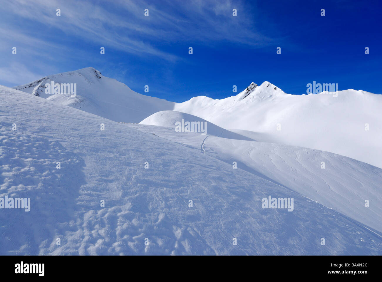 Winderosion im Schnee unter Guentlespitze, Kleinwalsertal, Allgäu reichen, Allgäu, Vorarlberg, Österreich Stockfoto