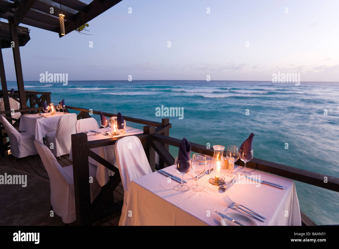 Terrasse am Wasser am Abend das Restaurant Josef, St. Lawrence Gap, Barbados, Caribbean Stockfoto