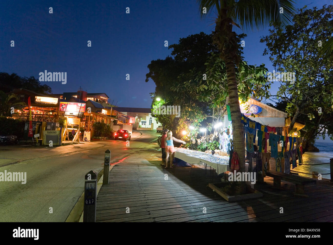 Touristen am Souvenir stehen in der Nacht, St. Lawrence Gap, Barbados, Karibik Stockfoto