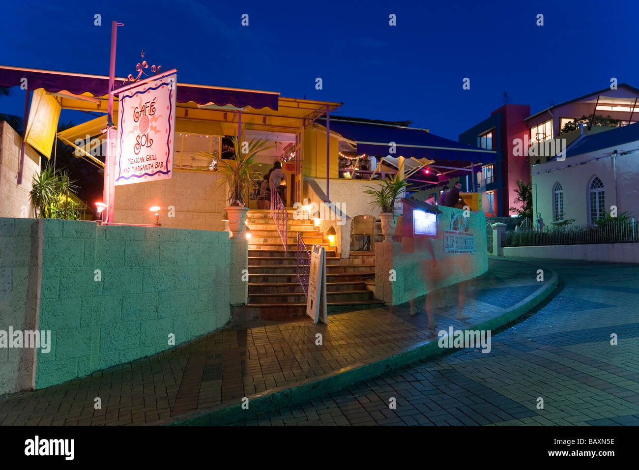 Außenansicht des Restaurant Cafe Sol in der Nacht, St. Lawrence Gap, Barbados, Caribbean Stockfoto