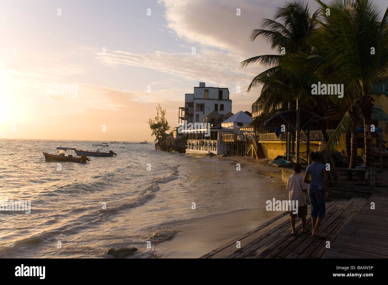 Blick entlang der Promenade, St. Lawrence Gap, Barbados, Caribbean Stockfoto