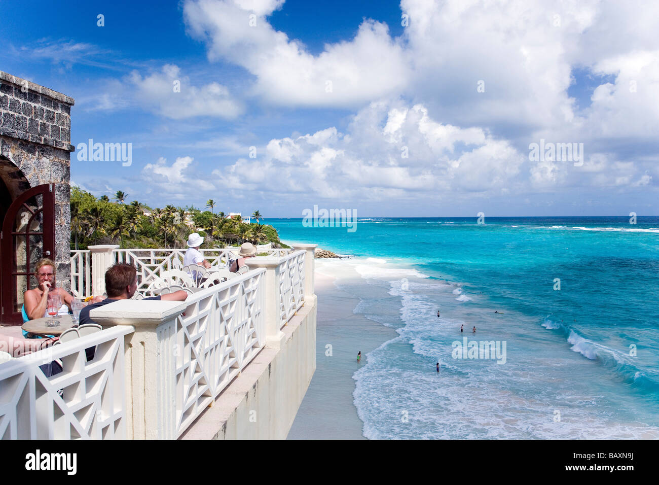 Gäste sitzen auf der Terrasse des Restaurants der Kran Hotel, Barbados, Caribbean Stockfoto