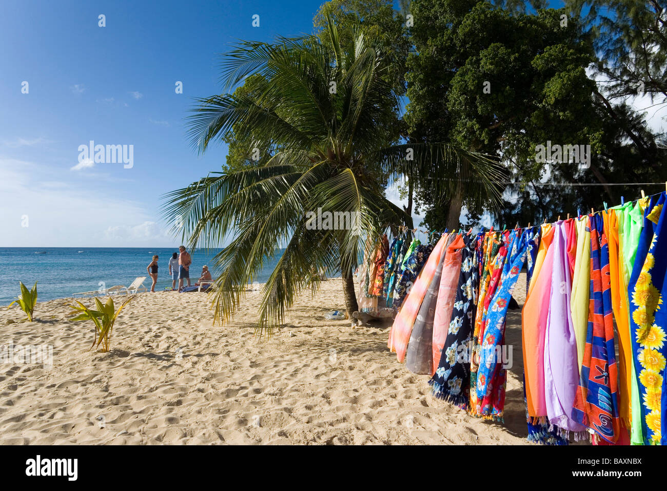 Souvenir-Stall an Strand, Barbados, Barbados, Karibik Stockfoto