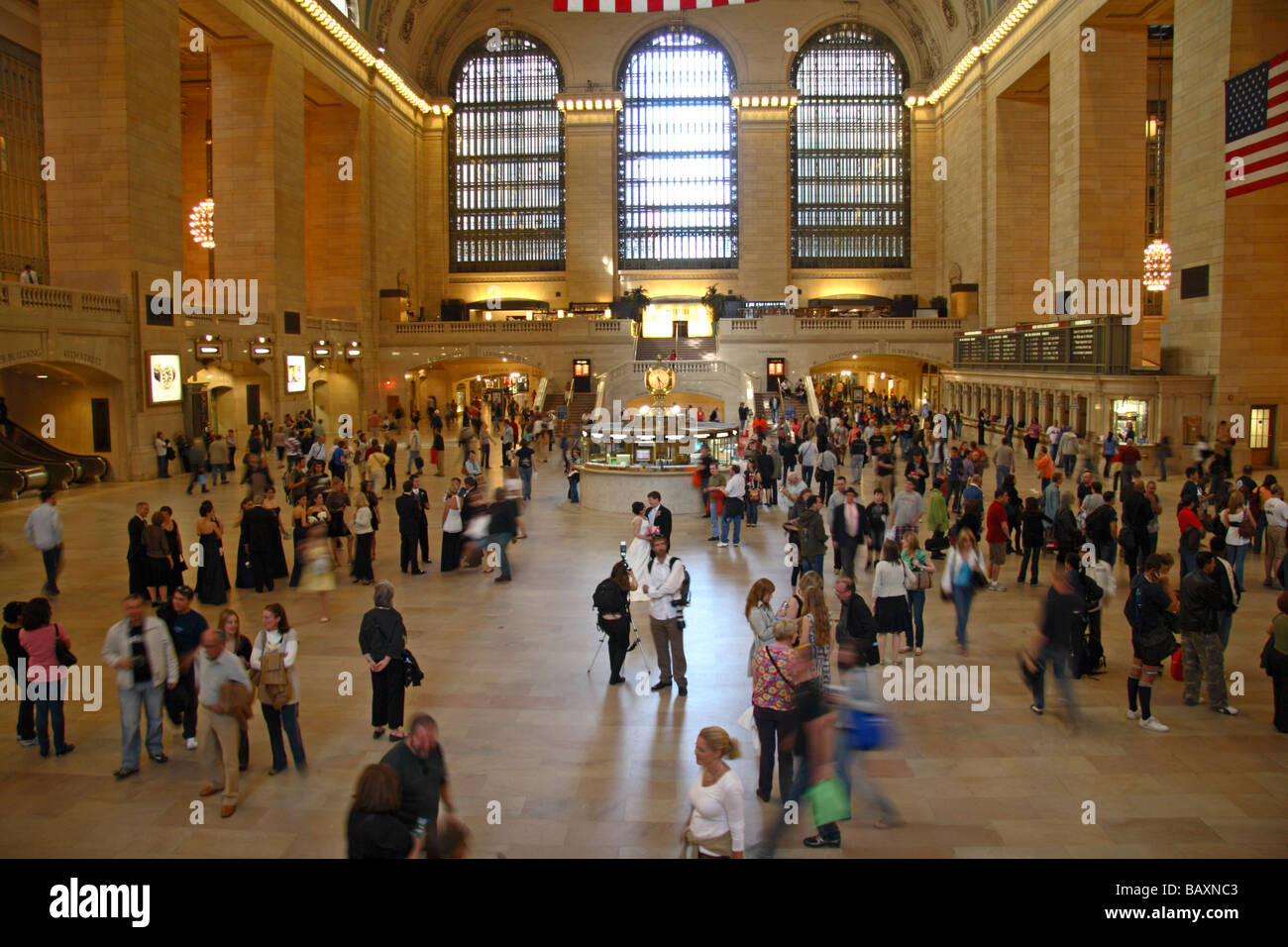 Hochzeitsfotograf bei der Arbeit in der Haupthalle des Grand Central Terminal (Grand Central Station), New York. Stockfoto