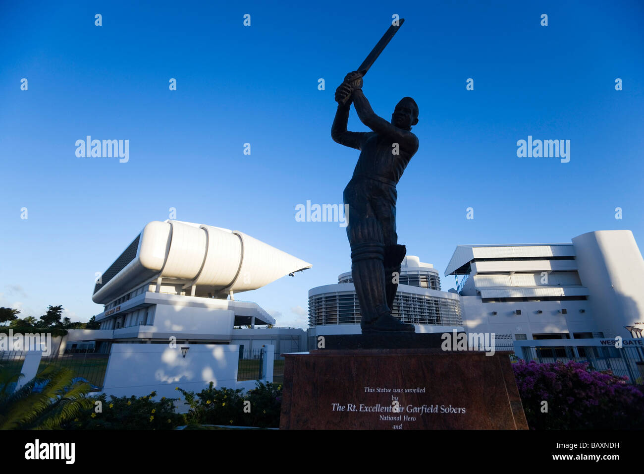 Statue von einem Cricket-Spieler in der Nähe von Kensington Oval, Bridgetown, Barbados, Caribbean Stockfoto