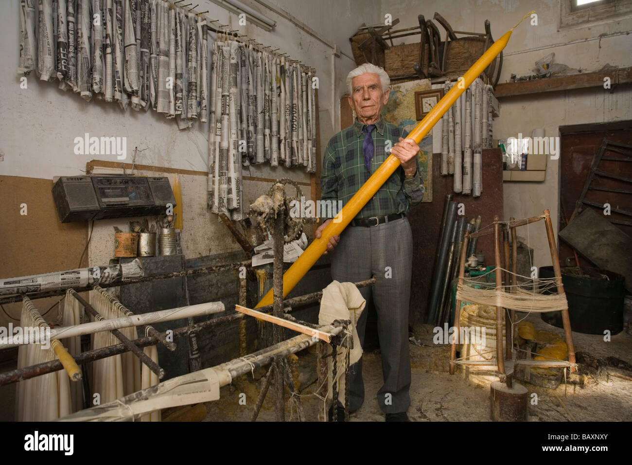 Candlemaker, Mann, die Herstellung von Kerzen in seiner Werkstatt, Larnaka, Süd-Zypern, Zypern Stockfoto