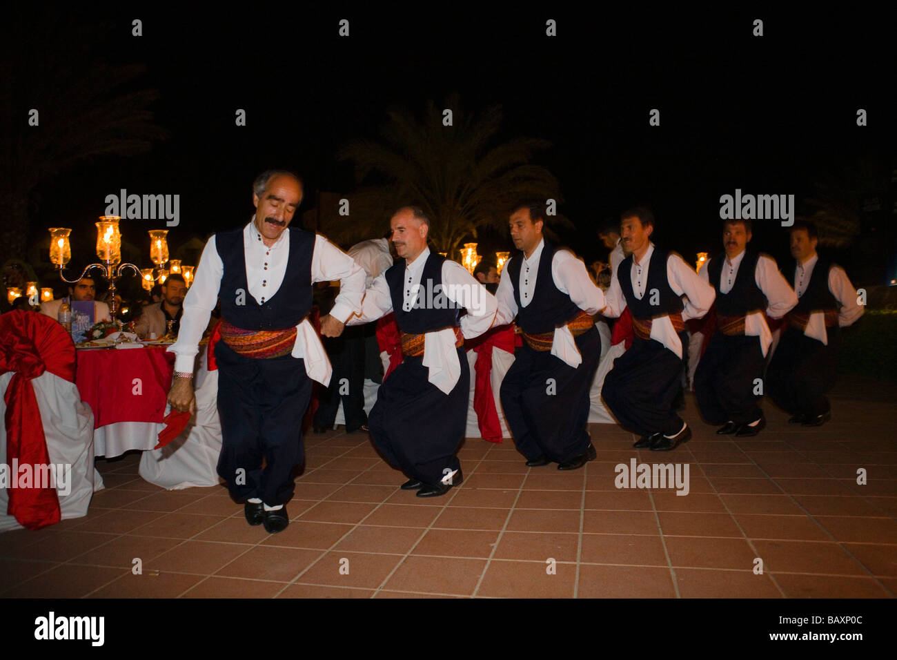 Eine kleine Gruppe von einheimischen Männer tanzen in Tracht, Folklore, Volkstanz, Salamis Bay Conti Resort Hotel, Salamis, Norden Stockfoto