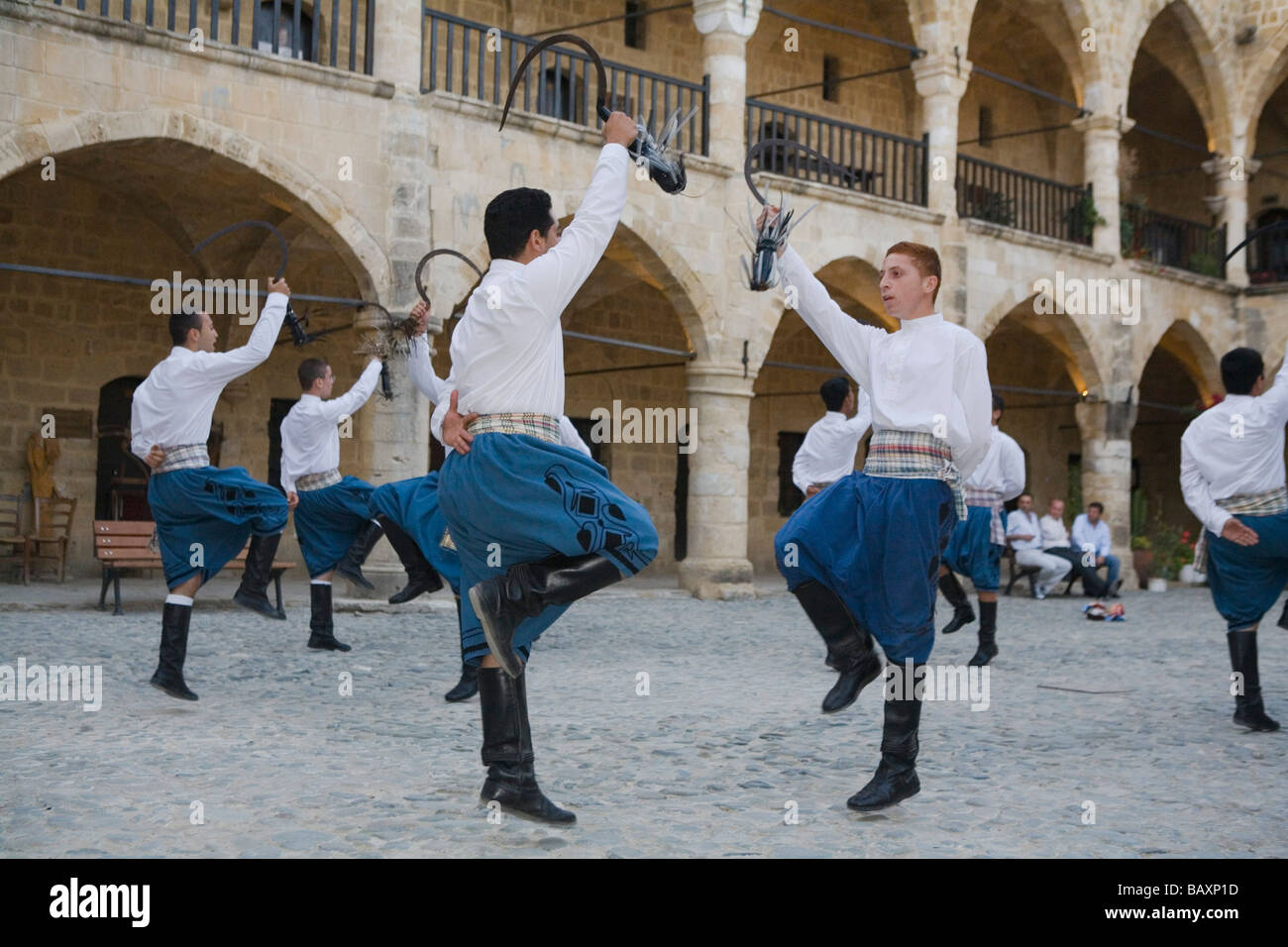 Eine Gruppe von männlichen Volkstänzer in Tracht, Büyük Han, The Great Inn, osmanische Karawanserei, Lefkosia, Nikosia, North Cyp Stockfoto