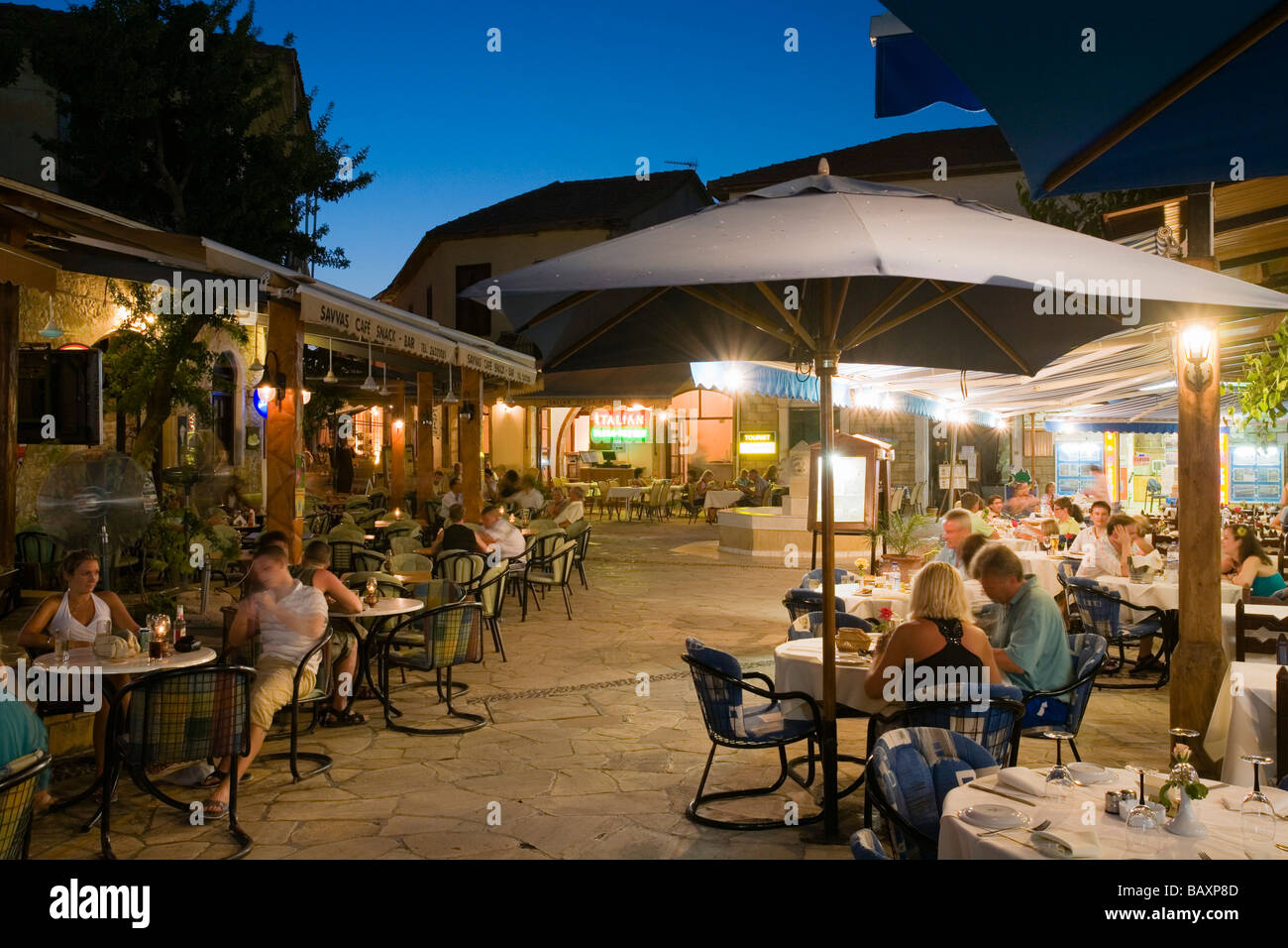 Menschen sitzen vor einem Restaurant, Café am Abend Dorf quadratisch, Polis,  Zypern Süd, Zypern Stockfotografie - Alamy