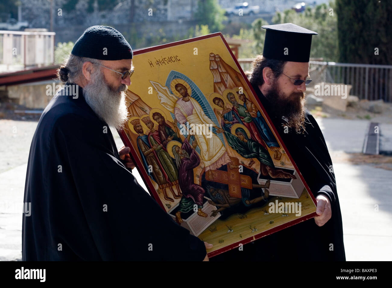 Zwei orthodoxe Priester halten eine Ikone, Prozession rund um Kirche, Agros Pitsilia Region, Troodos-Gebirge, Süd-Zypern, Zypern Stockfoto