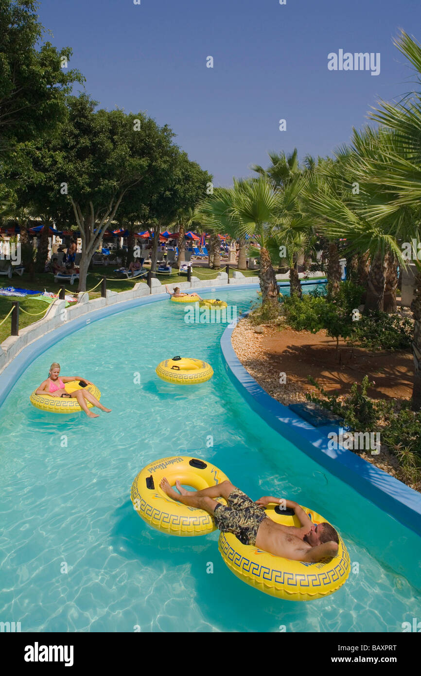 Menschen schweben in GummiReifen, WaterWorld, Wasserpark, Agia Napa