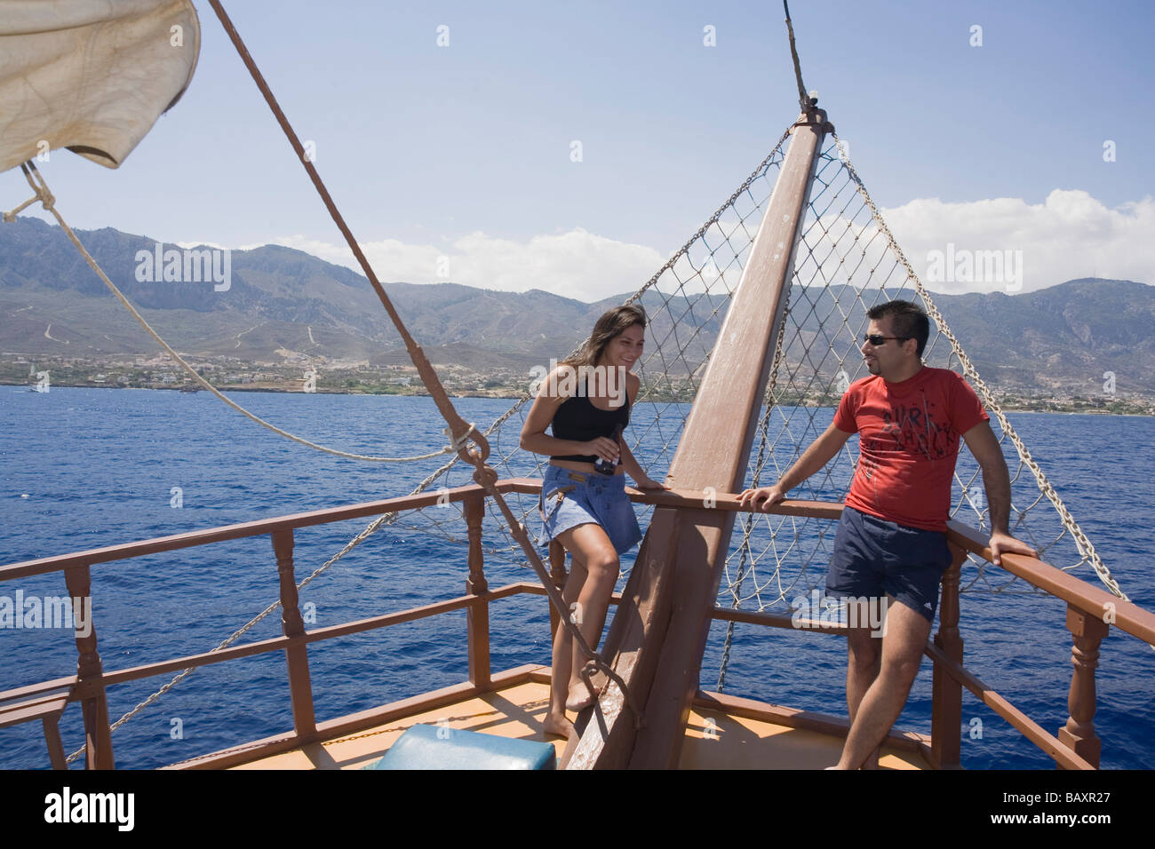 Ein paar steht am Bug eines Schiffes, Neptun Piraten Bootsfahrt durch Kaleidoskop Turizm und Küste, Kyrenia, Girne, Zypern Stockfoto