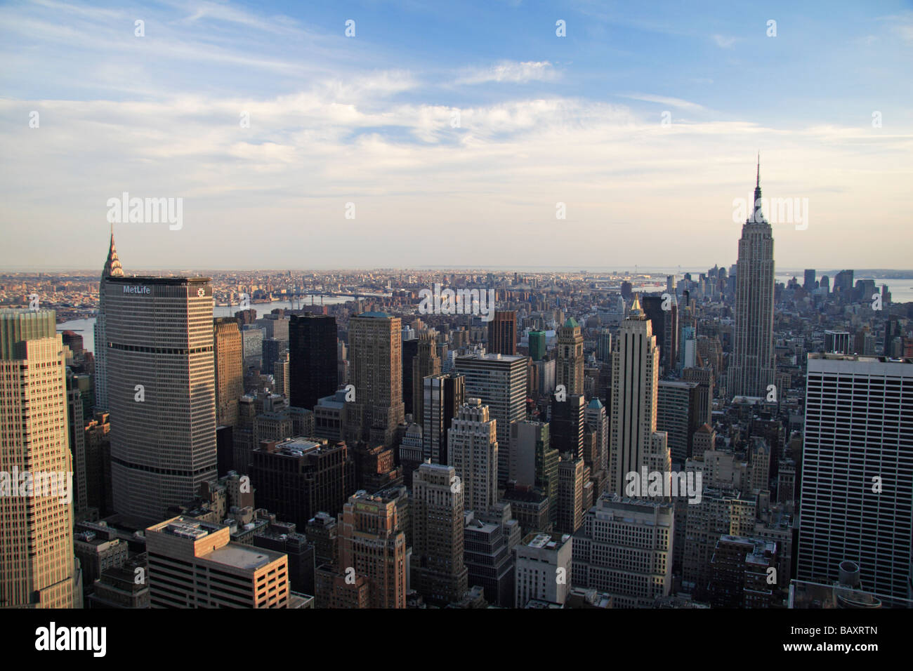 Blick von der Spitze des Rock Observatory, Rockefeller Center, Blick auf das Empire State Building in New York. Stockfoto