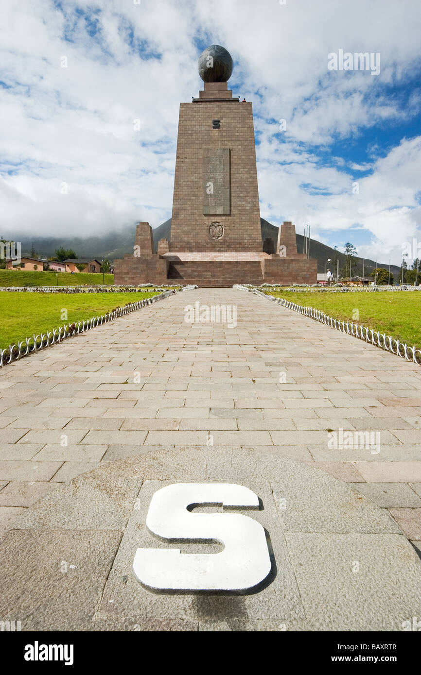 Südseite des 30m pyramidenförmigen Monument anlässlich des Äquators in La Mitad del Mundo, San Antonio, Provinz Pichincha, Ecuador Stockfoto Südseite des 30m pyramidenförmigen Monument anlässlich des Äquators in La Mitad del Mundo, San Antonio, Provinz Pichincha, Ecuador Stockfoto