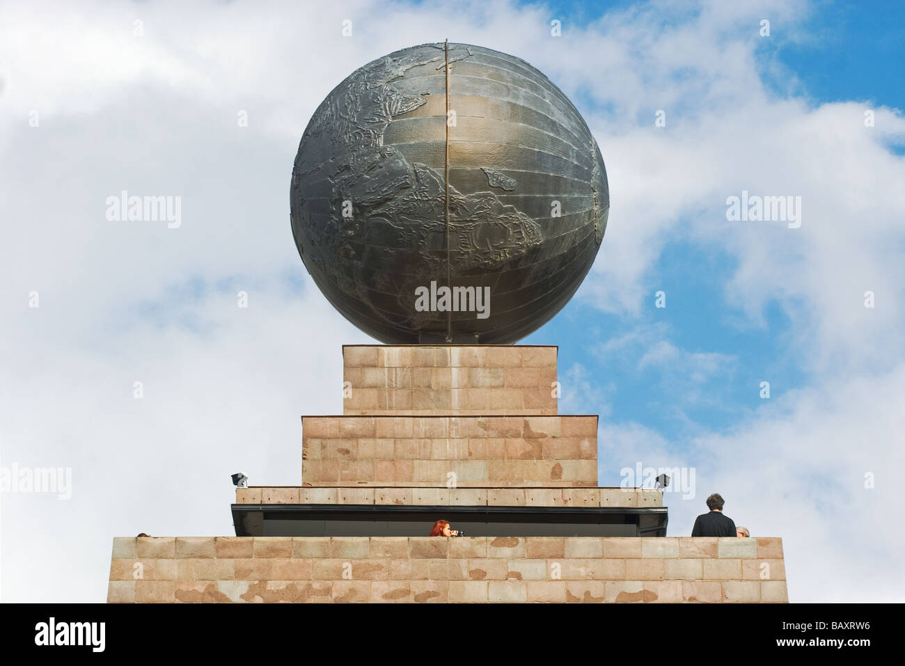 5-Tonnen-Globus auf dem 30m pyramidenförmige Denkmal anlässlich des Äquators in La Mitad del Mundo, San Antonio, Provinz Pichincha, Ecuador Stockfoto