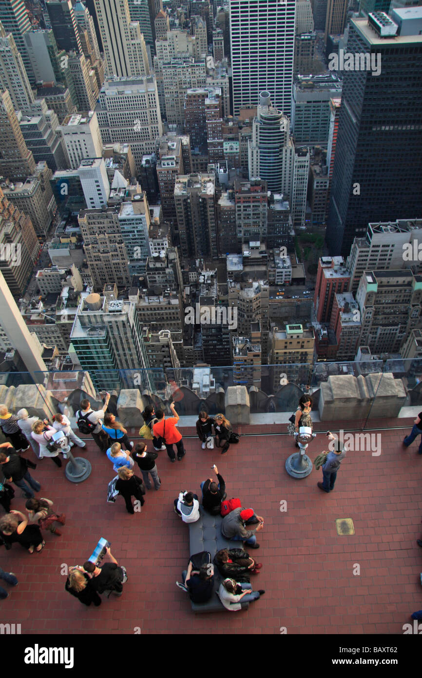 Touristen auf der Oberseite der Rock-Sternwarte, Rockefeller Center, New York New York City unten. Stockfoto