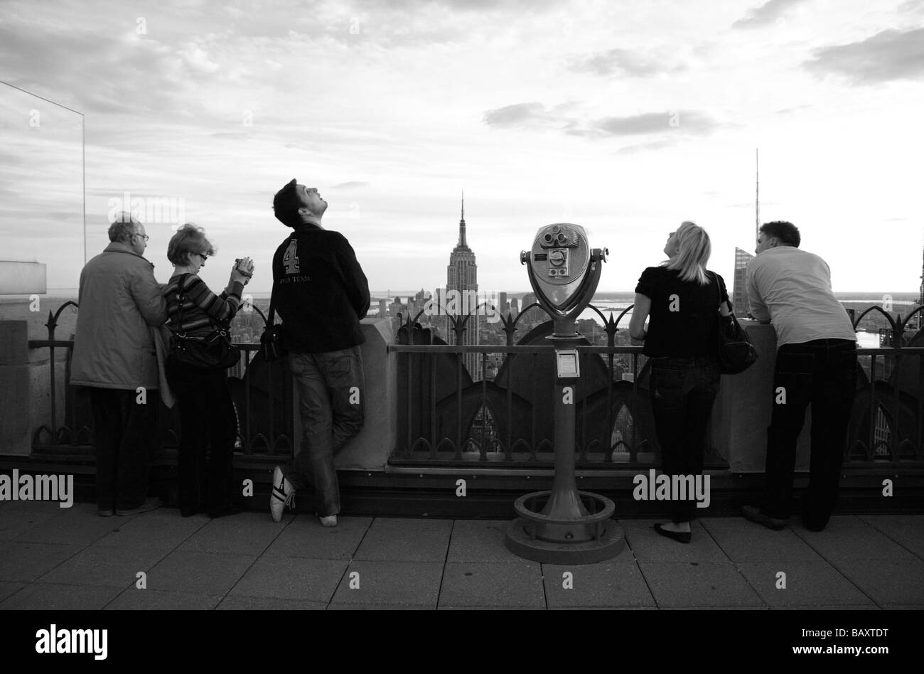 Touristen auf dem Gipfel der Felsen, Rockefeller Center in New York auf der Suche auf & gegenüber dem Empire State Building. Stockfoto