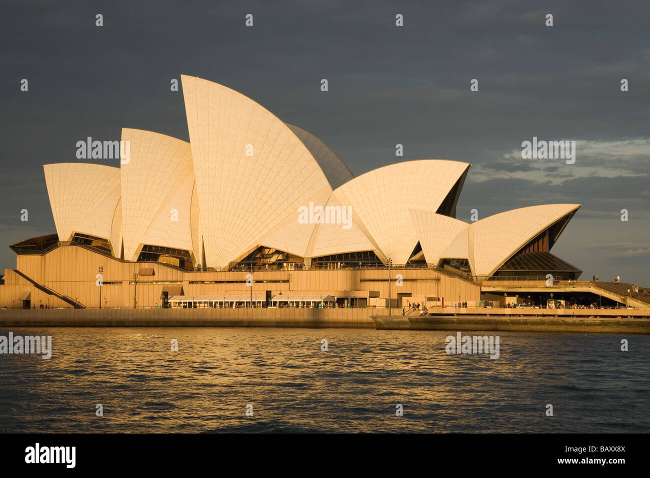 Das Opernhaus von Jorn Utzon entworfen und gebaut 1973 vom Circular Quay bei Sonnenuntergang Sydney New South Wales Australien Stockfoto