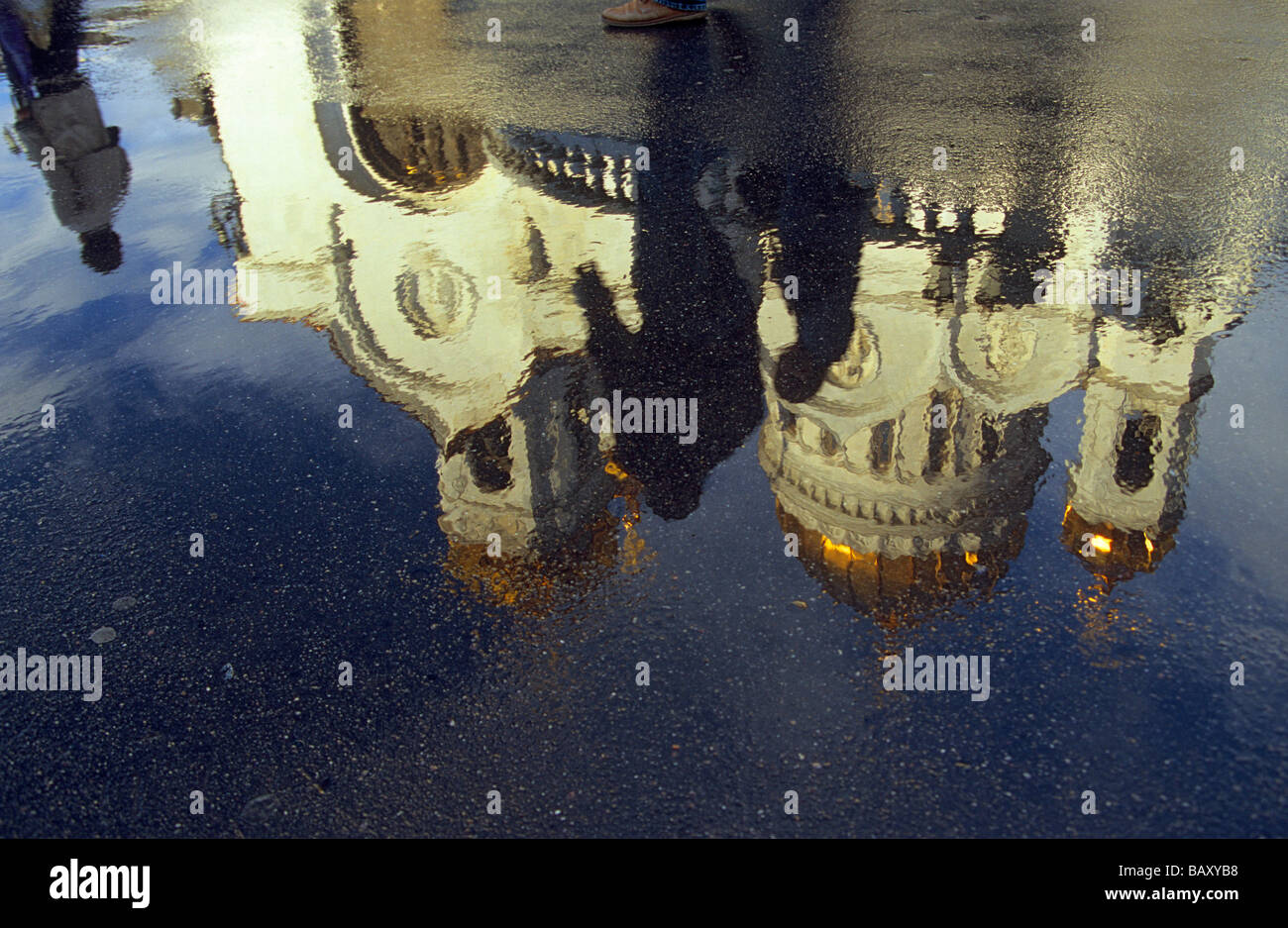 Reflexion der Kathedrale von Christus dem Erlöser in einer Pfütze, Moskau, Russland Stockfoto