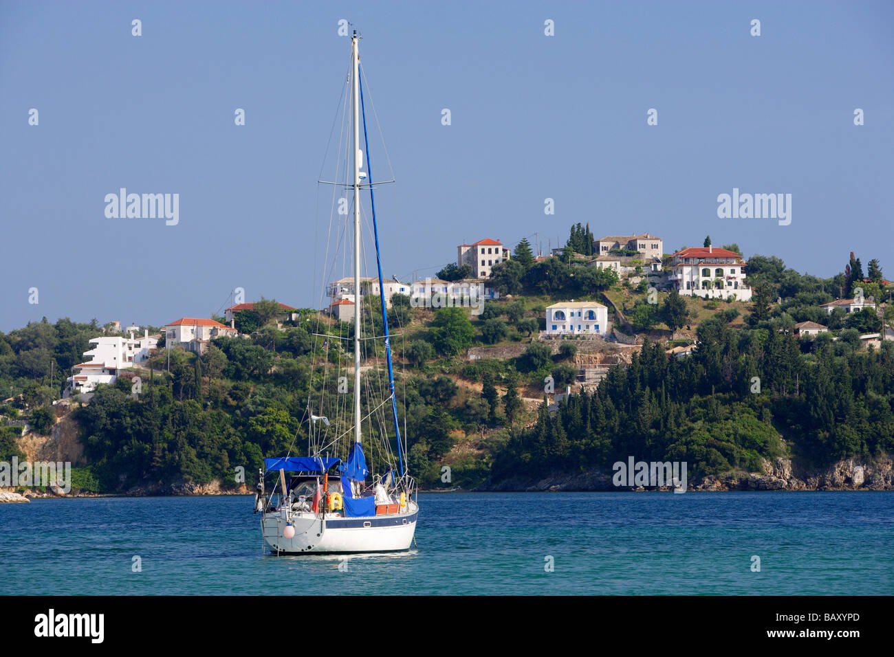 Ein Boot vor der Insel Mourtos, Ionische Inseln, Griechenland Stockfoto