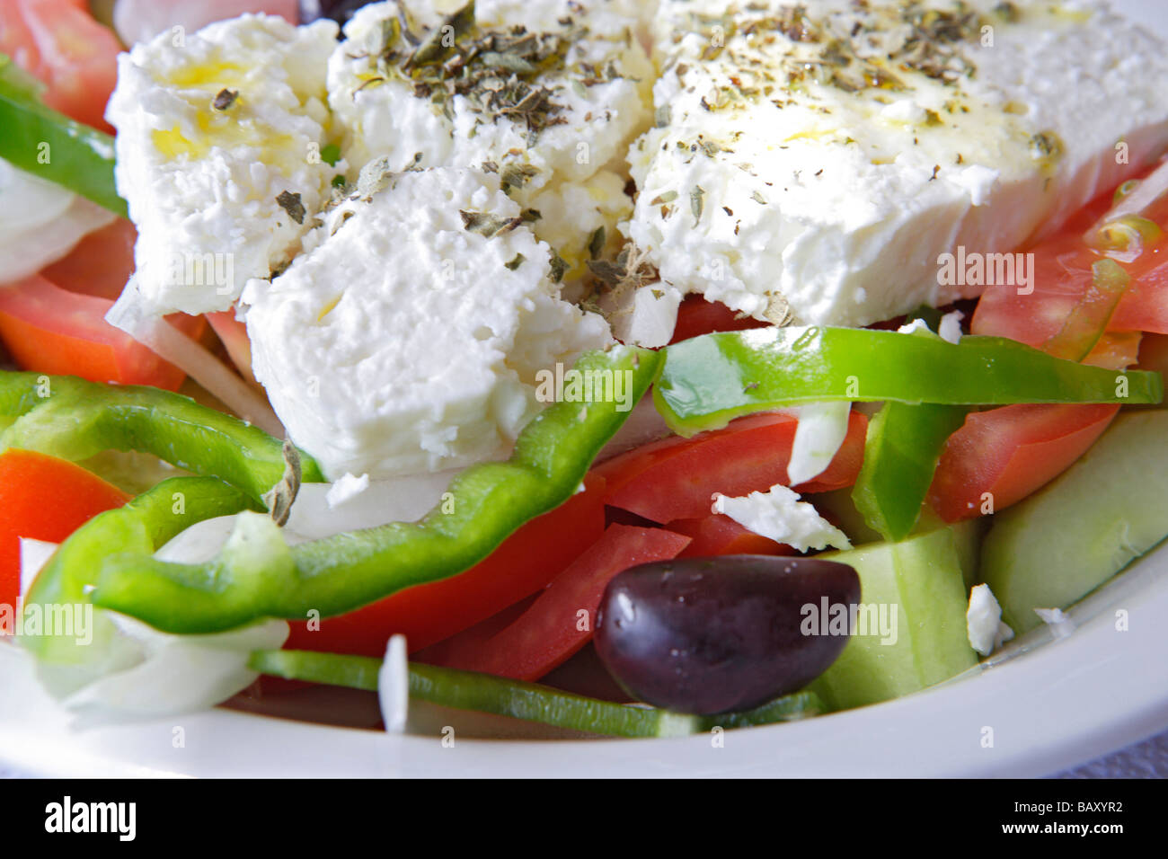 Griechischer Salat mit Feta-Käse, Nahaufnahme Stockfoto
