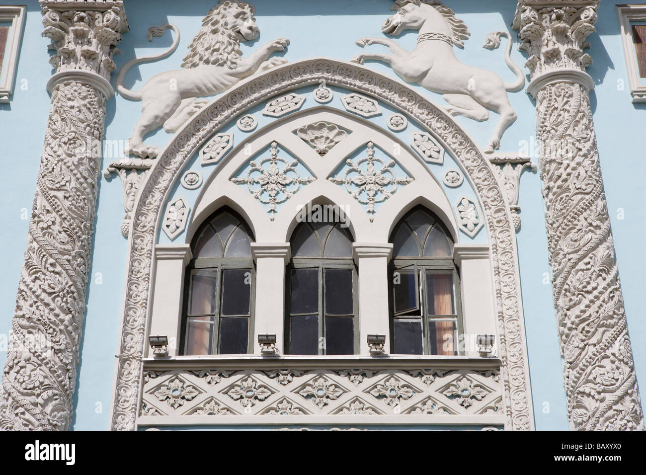 Neo-gotische Fassade einer ehemaligen Druckerei in Nikolskaya Uliza 15 im Bereich Kitai Gorod, Moskau, Russland Stockfoto
