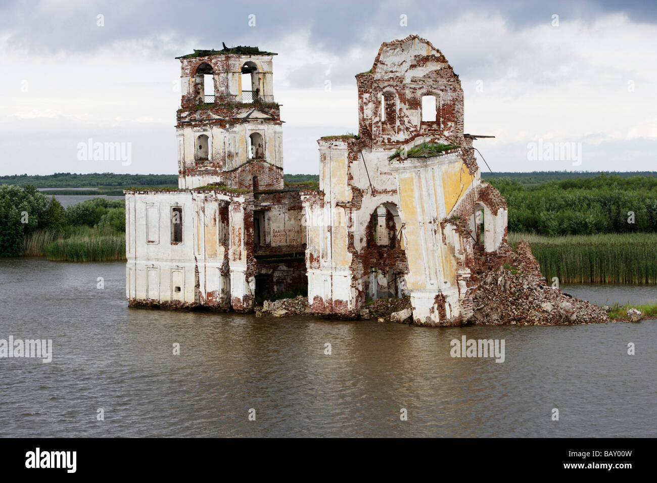 Ruine einer Kirche in das überschwemmte Gebiet von Rybinsk Reservoir, Russland Stockfoto