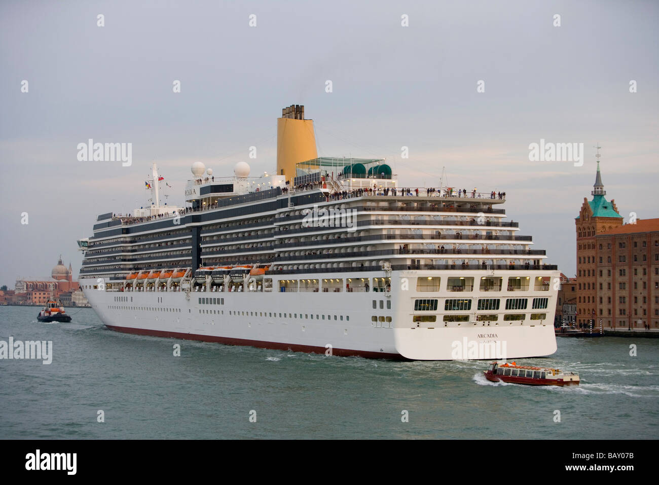 Kreuzfahrtschiff MS Arcadia (PandO Kreuzfahrten) Abfahrt vom Hafen von Venedig bei Sonnenuntergang, Venedig, Veneto, Italien Stockfoto