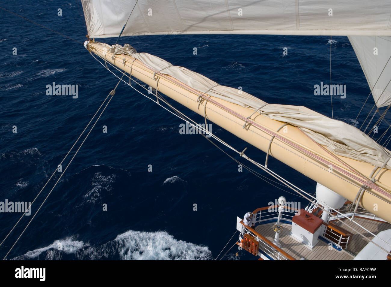 Deck von Royal Clipper Krähennest Plattform, an Bord Segeln Kreuzfahrtschiff Royal Clipper (Star Clippers Kreuzfahrten), Mediterranea gesehen Stockfoto