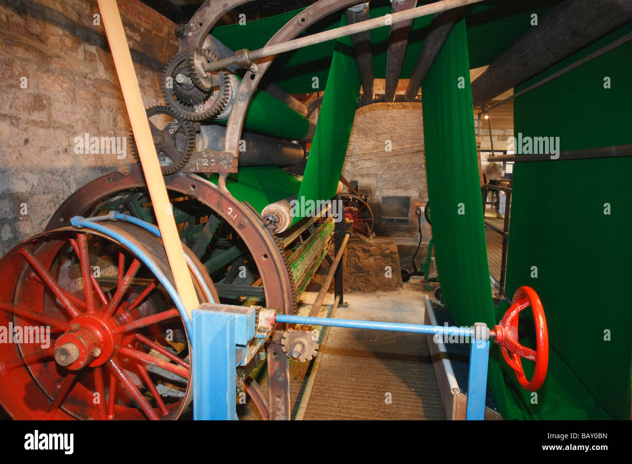 Viktorianische Maschinen für die Herstellung von grünen Filz Snooker-Tisch Dünkirchen Mühle im Zentrum, Nailsworth, Stroud, Gloucestershire, UK Stockfoto