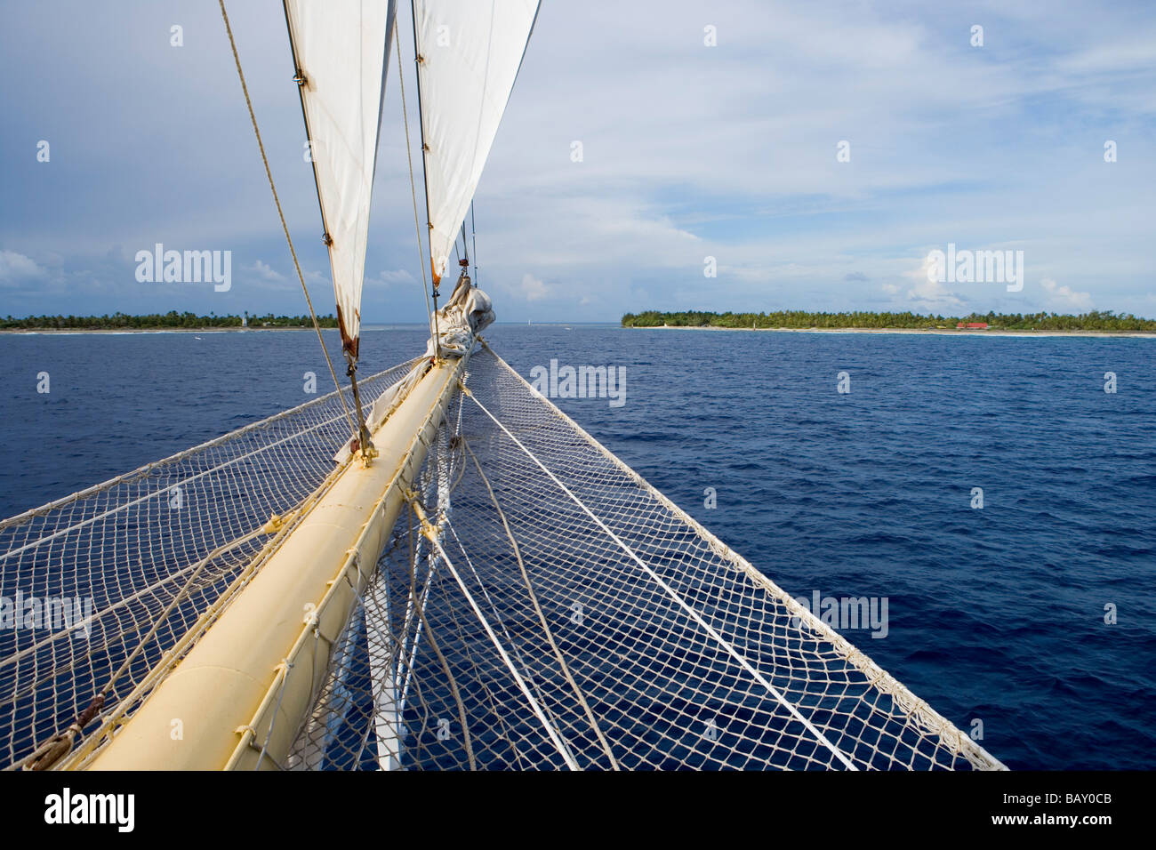 Segeln Kreuzfahrtschiff Star Flyer (Star Clippers Kreuzfahrten) nähert sich Avatoru Pass in Rangiroa Atoll Rangiroa, die Tuamotus, Frenc Stockfoto