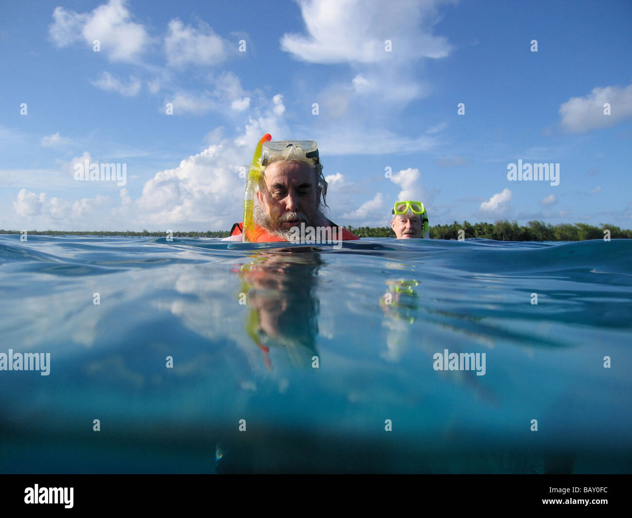 Schnorchler in Bora Bora Lagune, Bora Bora, Gesellschaftsinseln, Französisch-Polynesien Stockfoto