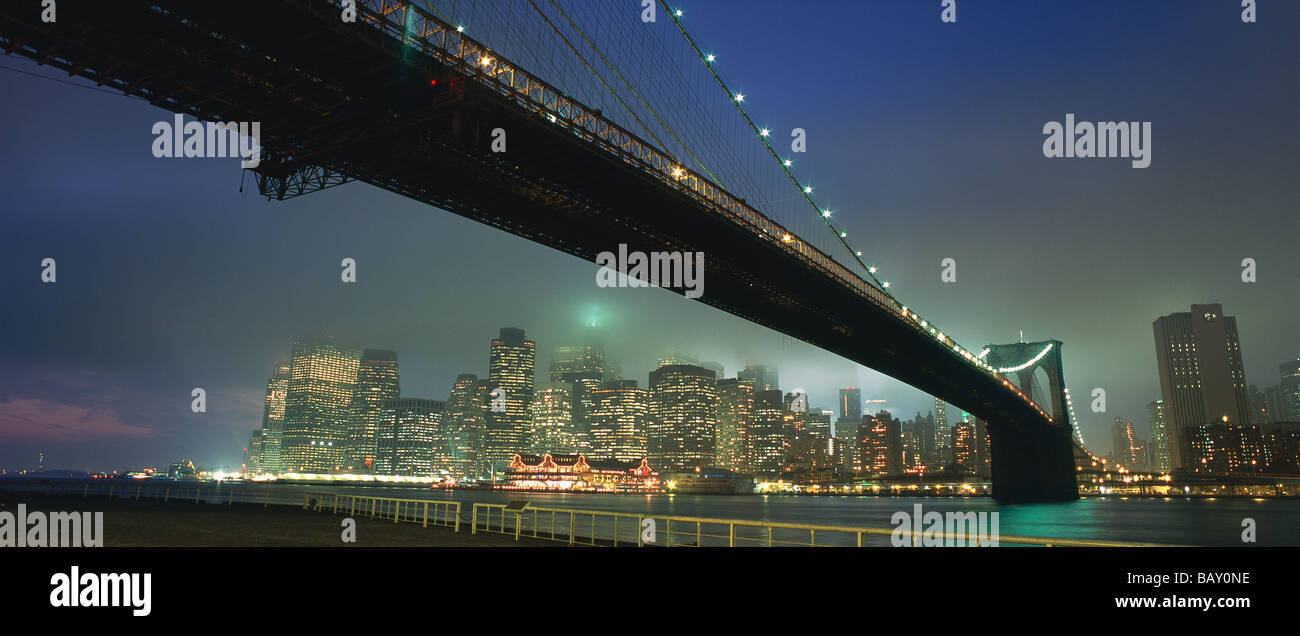 Skyline von Downtown Manhattan bei Nacht, New York, USA Stockfoto