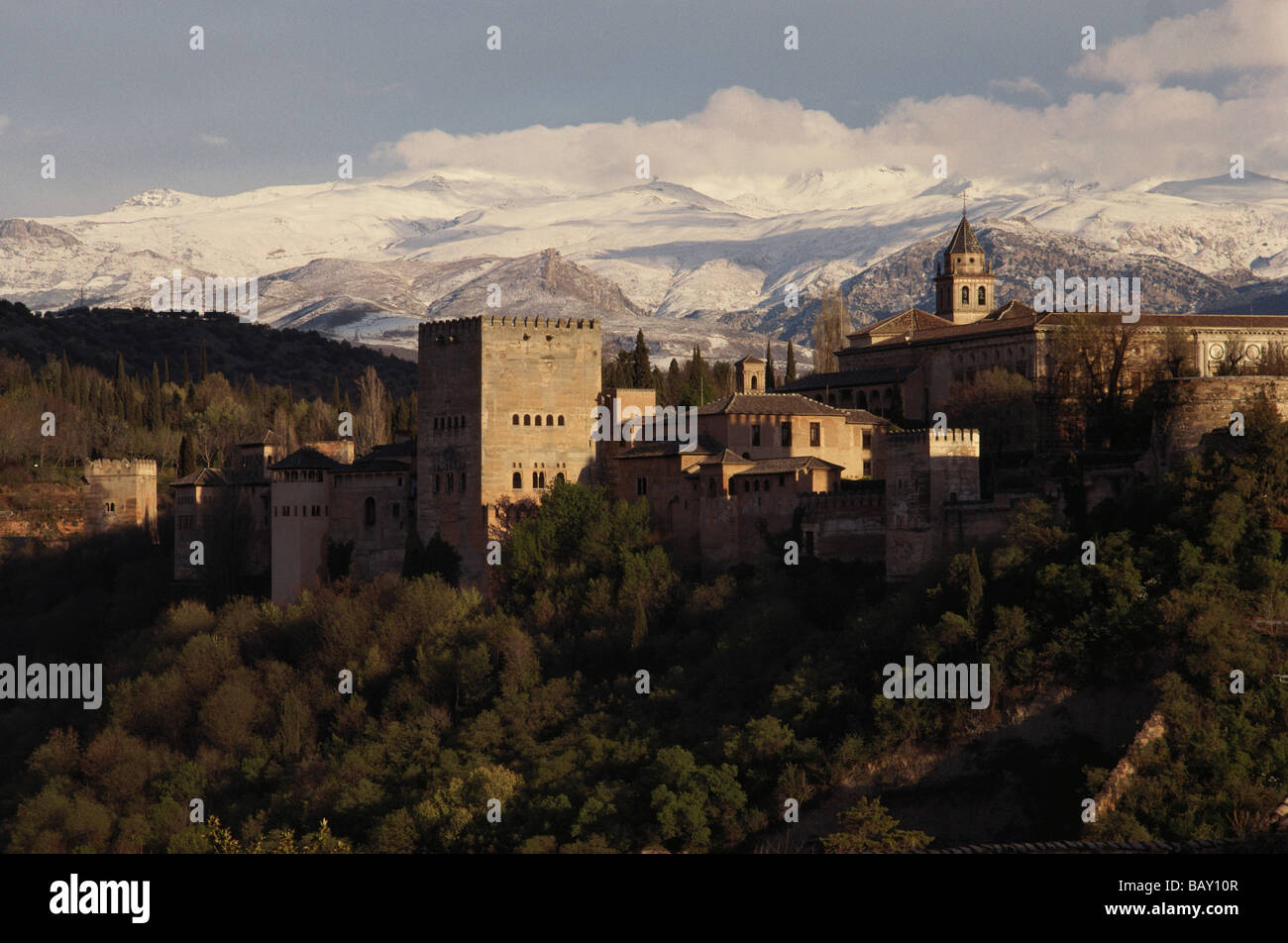 Die Alhambra, maurischer Palast vor Schnee bedeckt Gebirgskette Sierra Nevada, Granada, Andalusien, Spanien Stockfoto