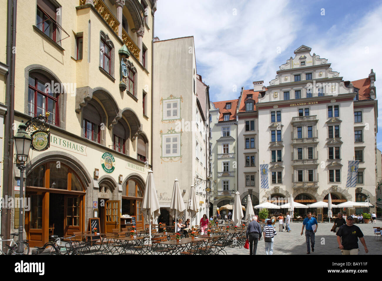 Menschen bei der quadratischen Platzl vor Orlandohaus, München, Bayern, Deutschland Stockfoto