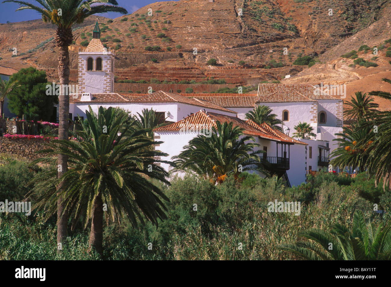 Weiß getünchte Patrizierhäusern und die Kirche von Betancuria inmitten von Palmen und kahle Hügel, Fuerteventura, Kanarische Inseln, Spa Stockfoto