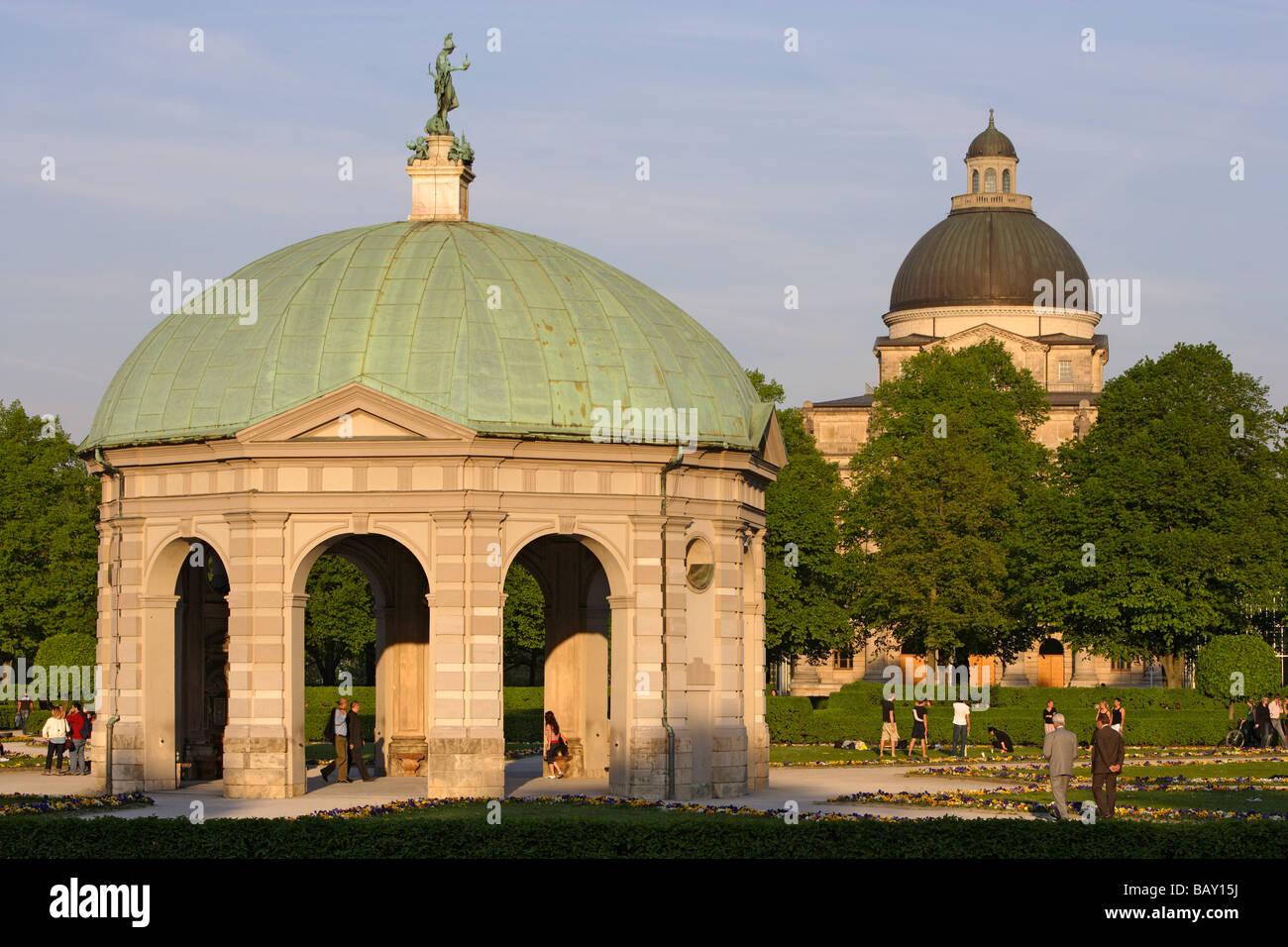 Pavillon im Hofgarten vor Kuppel der Bayerischen Staatskanzlei, München, Bayern, Deutschland Stockfoto