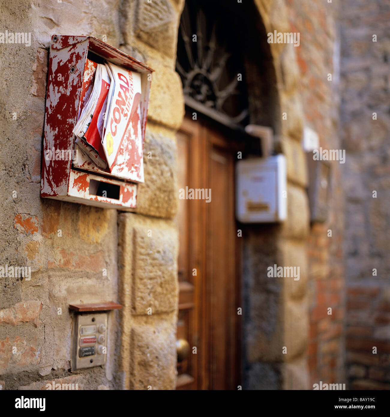 Prospekt in einem Briefkasten, Montepulciano, Toskana, Italien Stockfoto