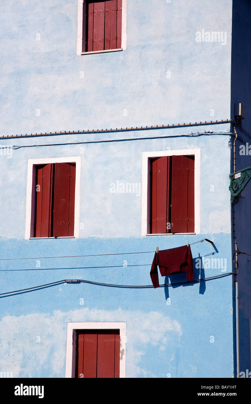 Wäscheleine aufgehängt vor einem Haus, Burano, Laguna, Veneto, Italien Stockfoto