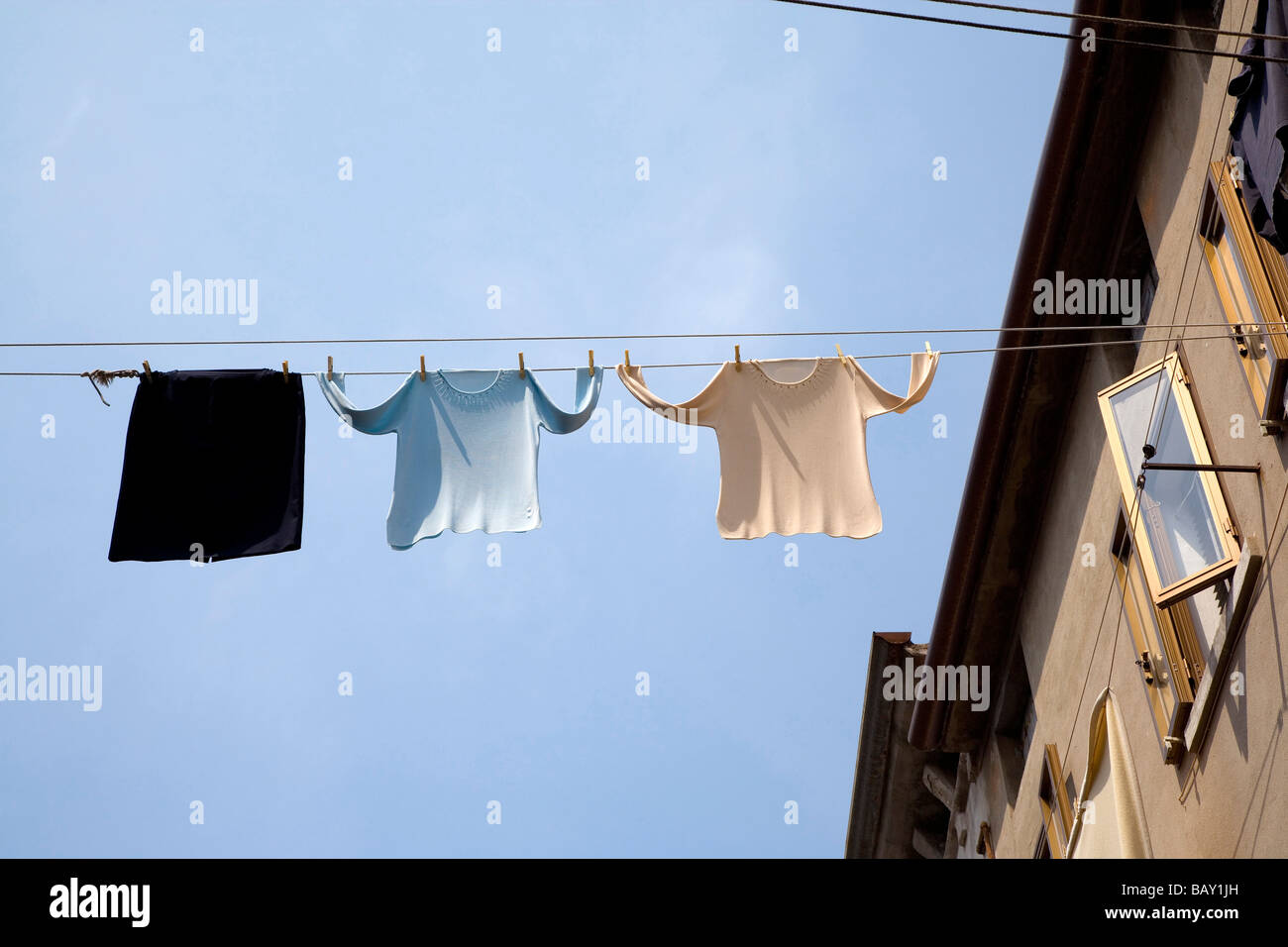 Wäscheleine aufgehängt zwischen Häusern, Chioggia, Venedig, Laguna, Veneto, Italien Stockfoto