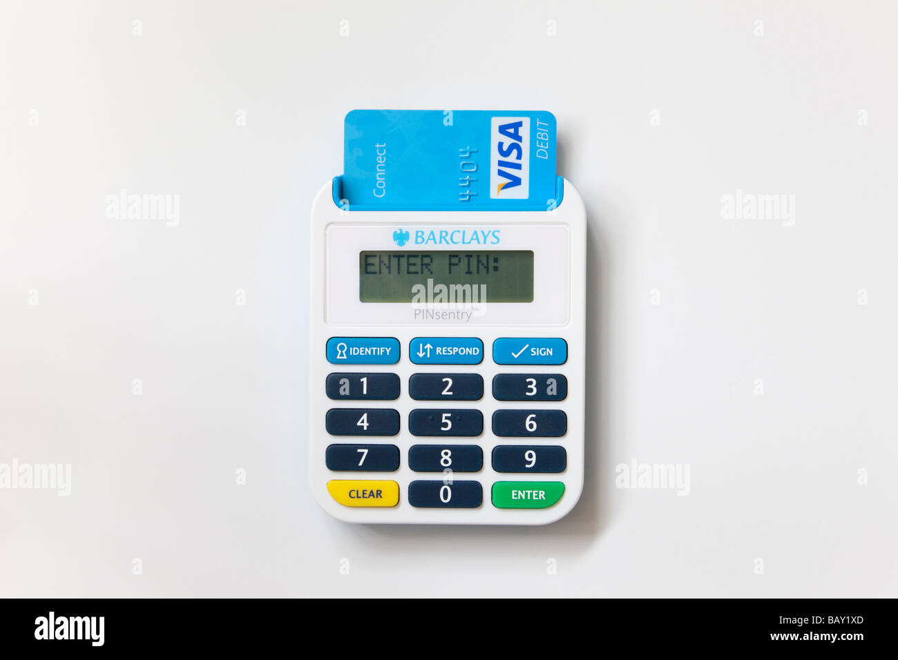 Nahaufnahme von Barclays pinsentry bankcard Reader verbinden Sie mit Visa debit card eingefügt. England Großbritannien Stockfoto