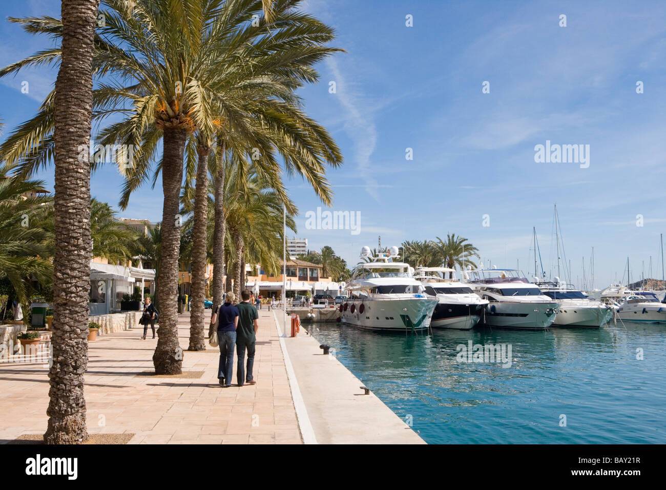 Palmen Sie gesäumten Promenade und Luxus-Yachten in der Marina Puerto Portals, Puerto Portals, Mallorca, Balearen, Spanien Stockfoto