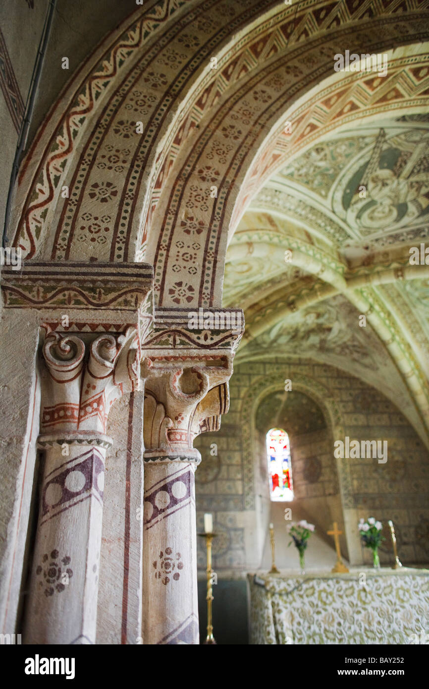 Das farbenfrohe Interieur des St.Georges Kirche, Hampnett, Gloucestershire, UK Stockfoto
