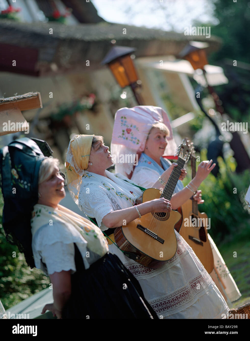 Spreewald Musiker sterben Luutchen für Touristen, Folklore, hier zu spielen Café Venedig in das Dorf Lehde, oberen Spreewald, Stockfoto