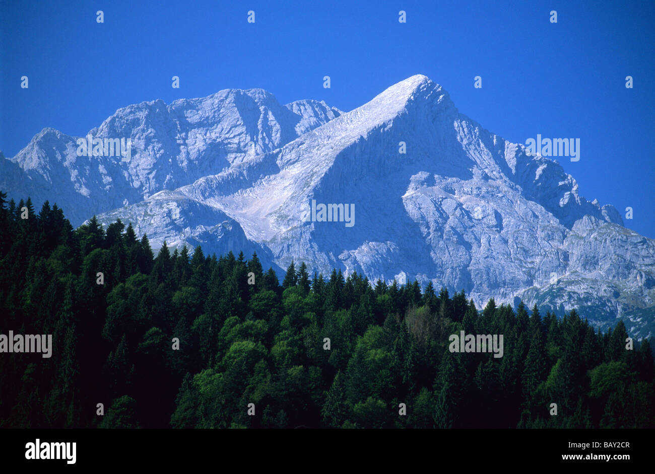 Die Alpspitze Berg hinter Wald nahe der Stadt von Garmisch-Paertenkirchen, Bayern, Deutschland Stockfoto