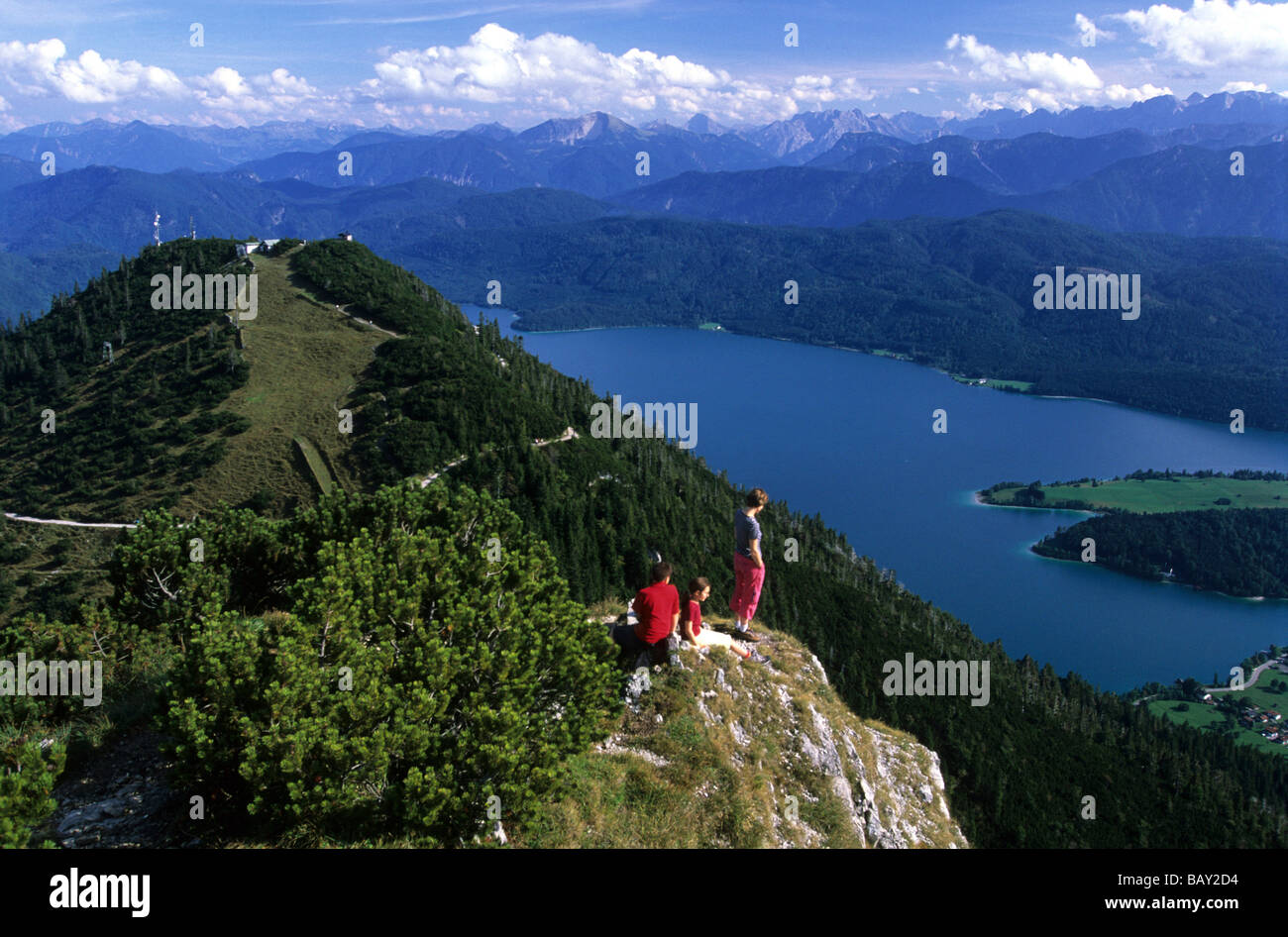 Menschen auf Herzogstand stehen, Blick auf den See Walchensee, Bayern, Deutschland Stockfoto