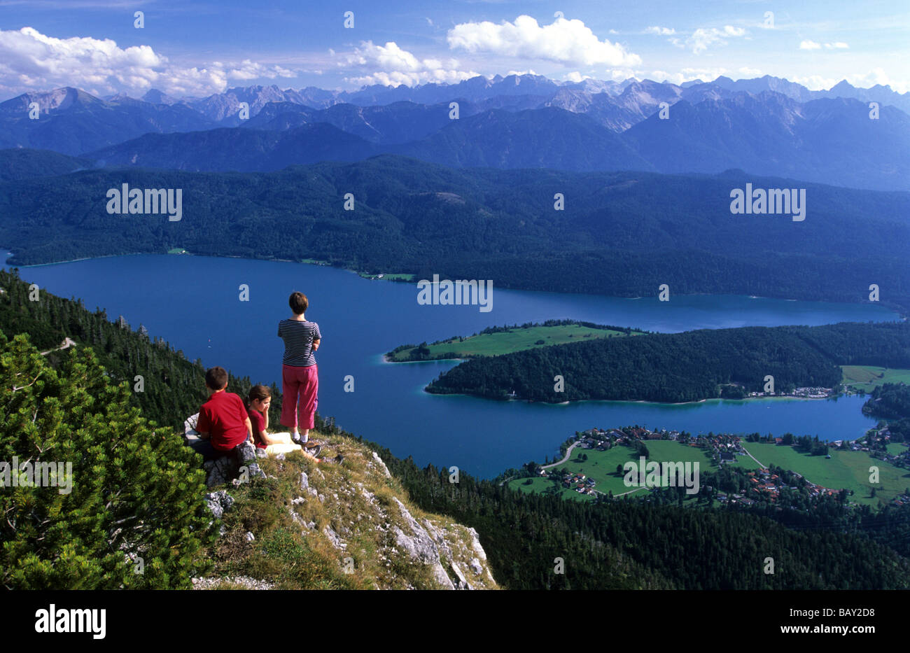 Menschen stand am Anfang von Herzogstand, mit Blick auf den See Walchensee, Bayern, Deutschland Stockfoto