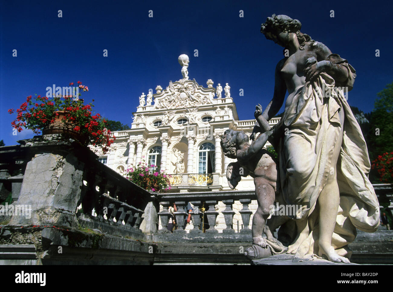 Blick auf Statuen vor Schloss Linderhof in Graswang Tal, Bayern, Deutschland Stockfoto