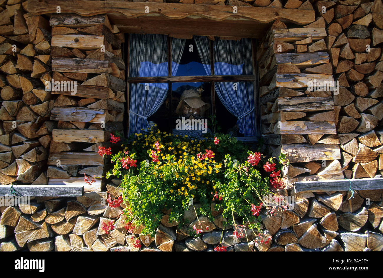Hütte mit großen Shop von gestapelten Brennholz am See Lautersee in Mittenwald, Bayern, Deutschland Stockfoto
