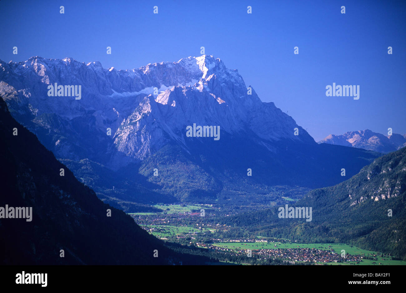 Die Zugspitze, Deutschlands höchstem Berg dominiert die Loisach-Tal, Bayern, Deutschland Stockfoto
